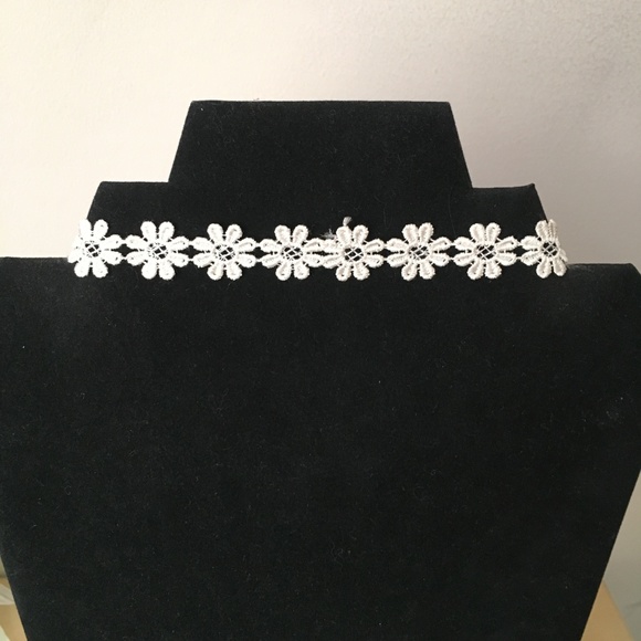 3/$15 ** White flowers lace choker band necklace - Picture 3 of 3